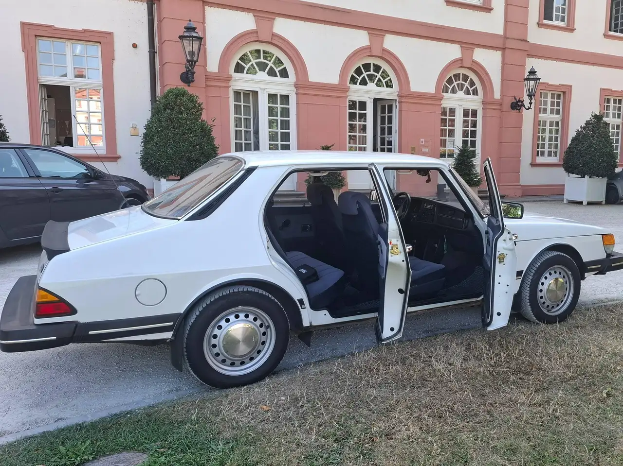 Saab 900 Sedan, foto 2