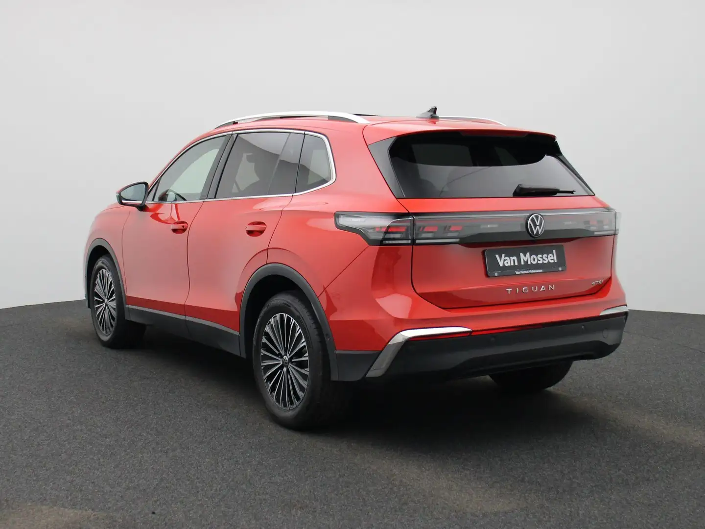 Volkswagen Tiguan 1.5 eTSI Elegance | 150 PK | Automaat | Mild Hybri Rood - 2