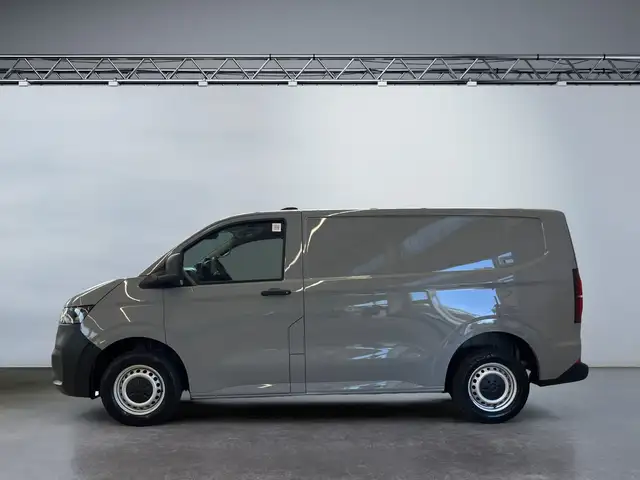 Volkswagen Transporter view 3