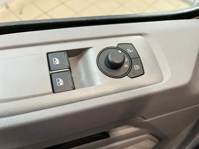 Volkswagen Transporter view 17