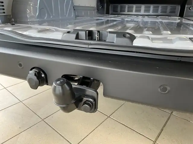 Volkswagen Transporter view 16