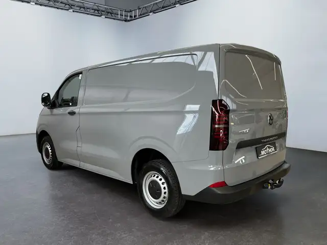 Volkswagen Transporter view 4