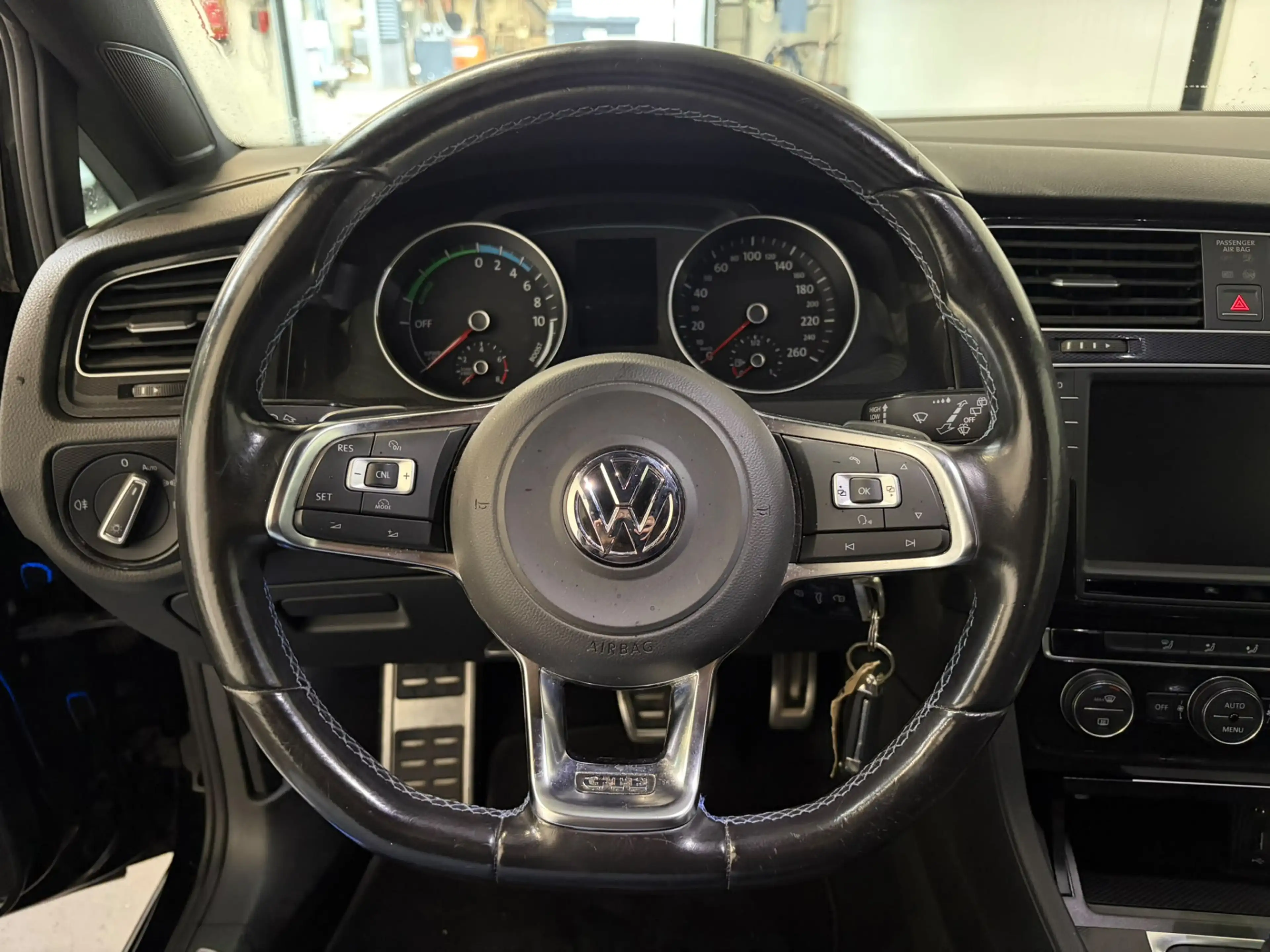 Volkswagen Golf GTE 1.4 TSI — photo 11