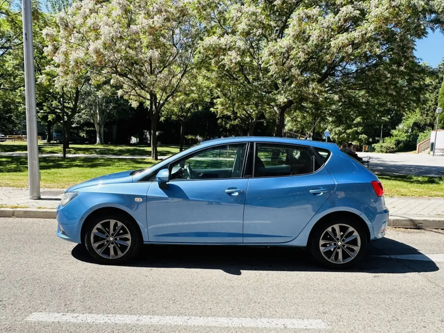 SEAT Ibiza 1.2 Tsi Style Tech 105 Bleu - 1