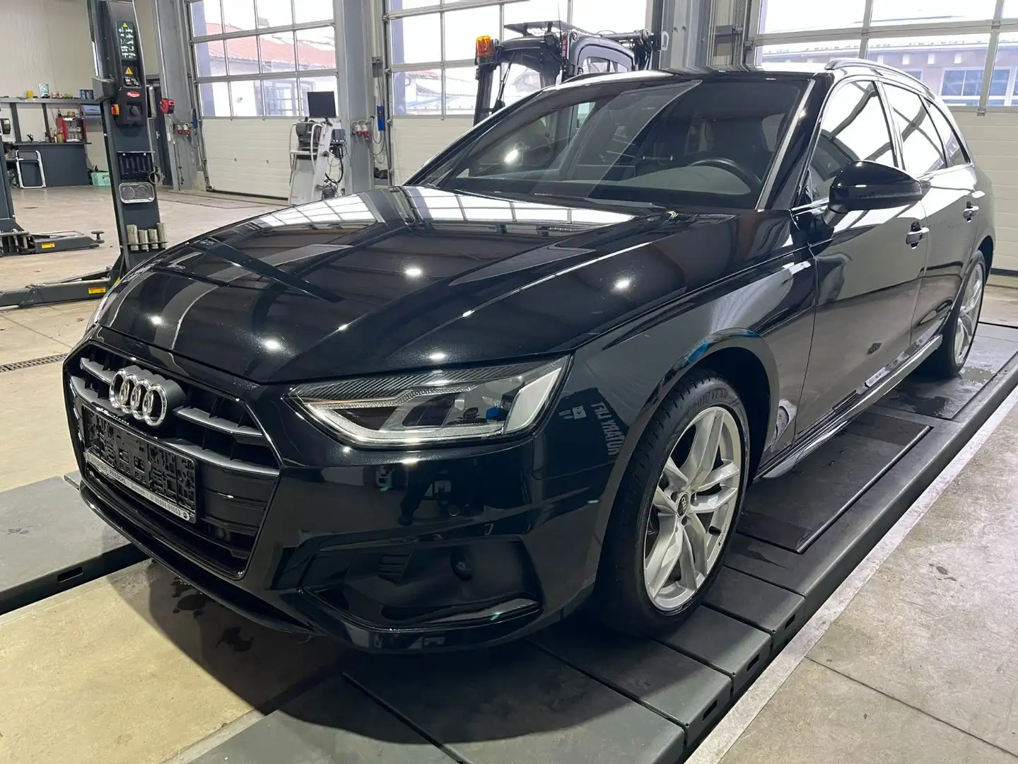 Audi A4 Avant TFSI S tro advanced/ACC/AHK/Leder/Navi Zwart - 2