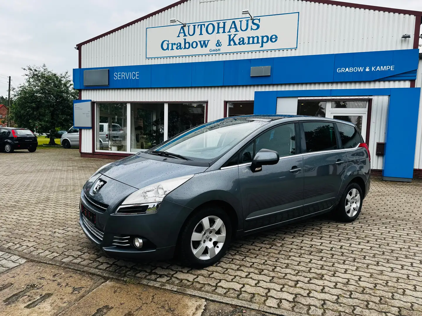 Peugeot 5008 155 THP Family Grau - 1