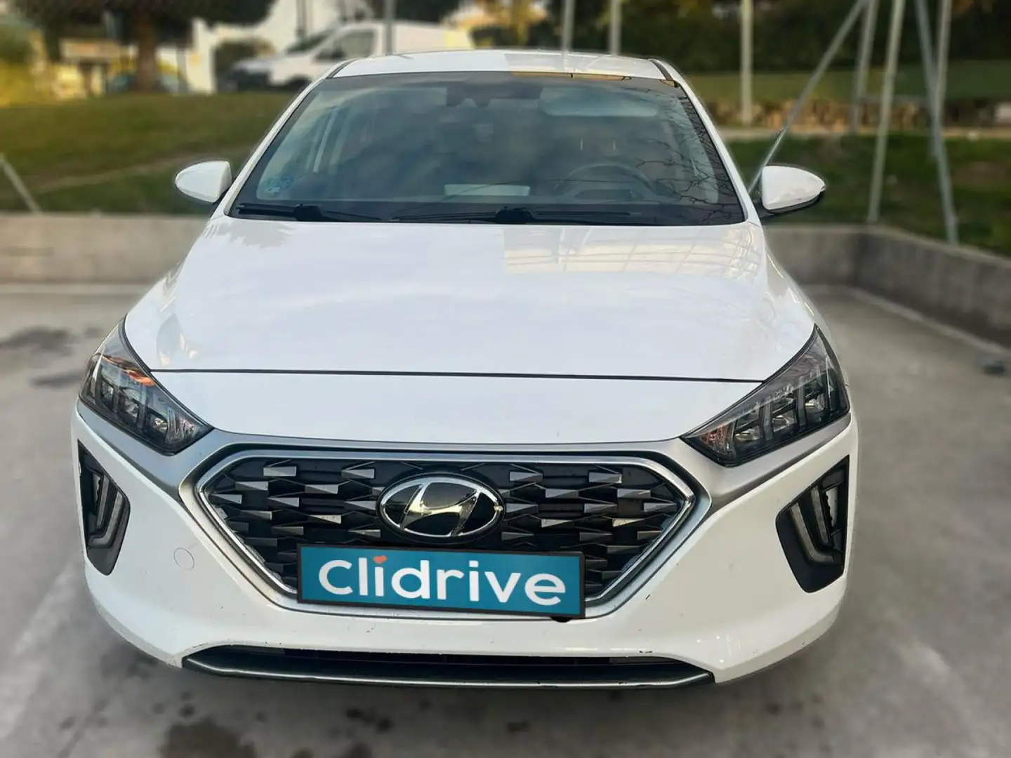 Hyundai IONIQ 1.6 GDI HEV Tecno DCT Bílá - 2