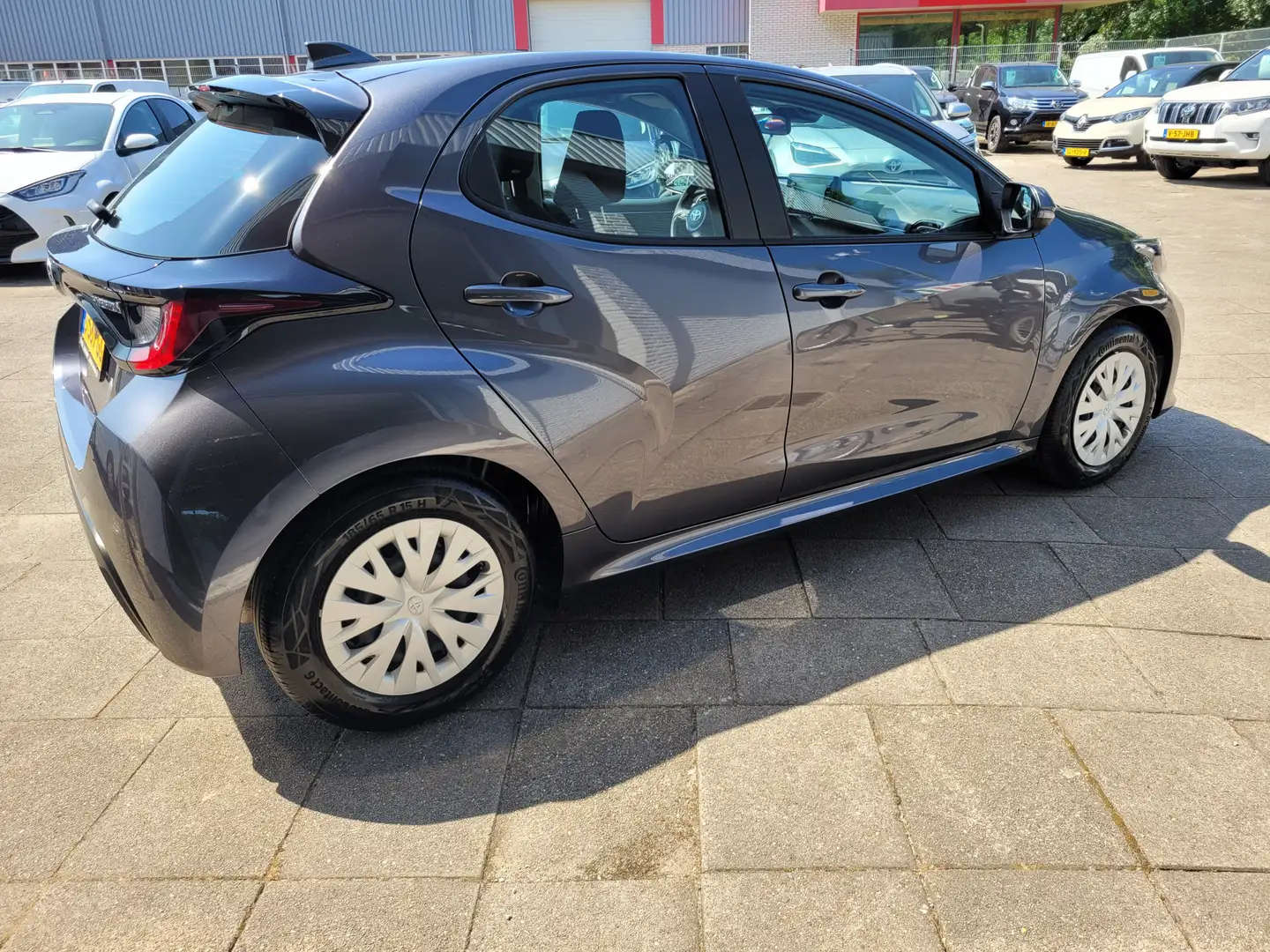 Toyota Yaris 1.5 Hybrid Active Aut. Grijs - 2
