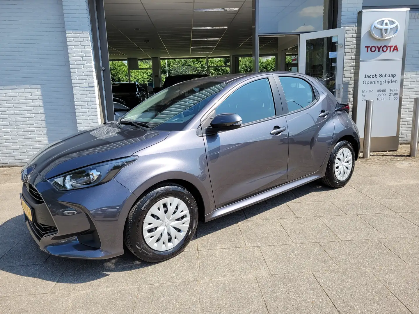 Toyota Yaris 1.5 Hybrid Active Aut. Grijs - 1