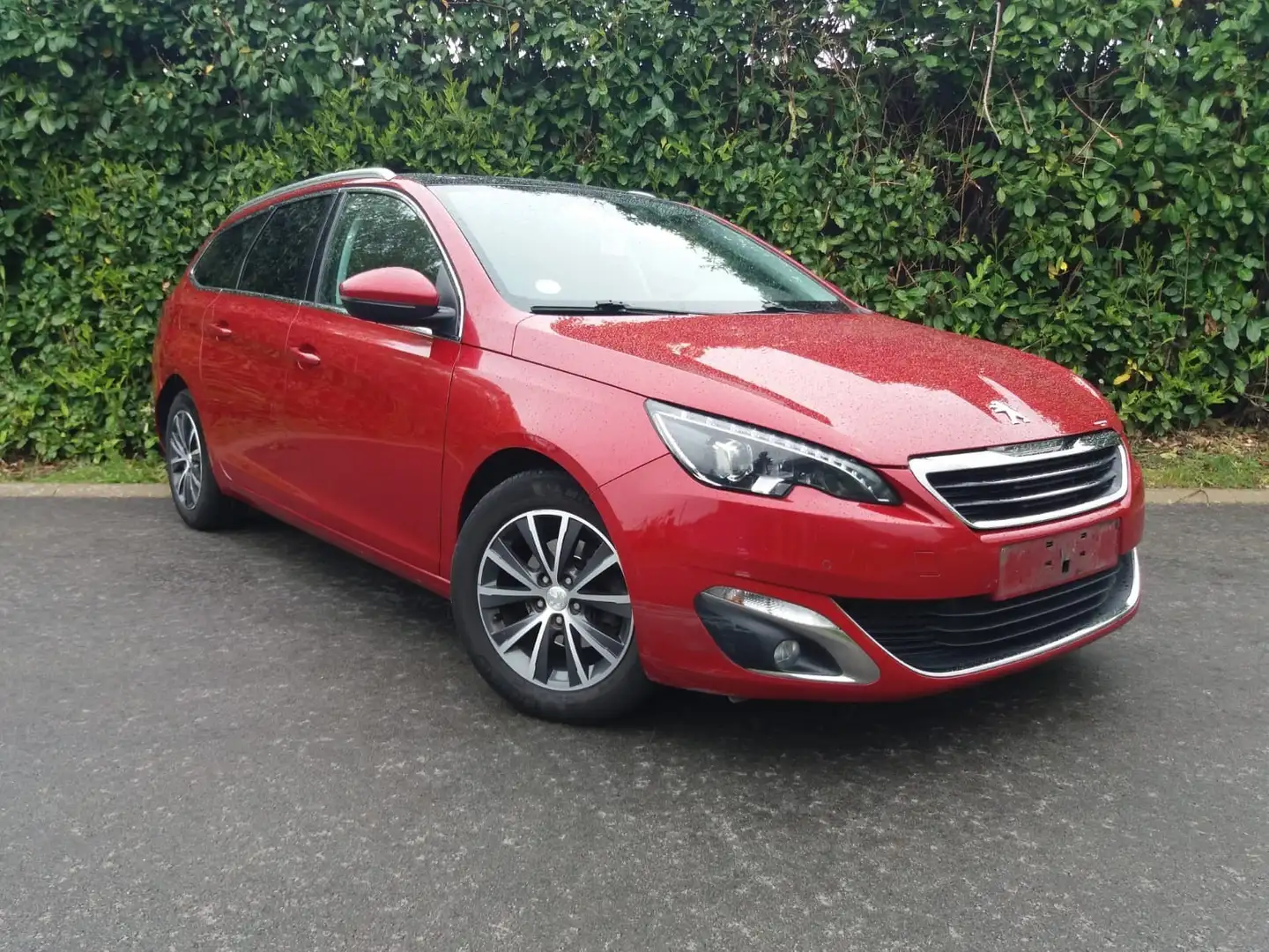 Peugeot 308 SW 1.6 HDi 115cv Active-GPS-TOIT PANO Rouge - 1