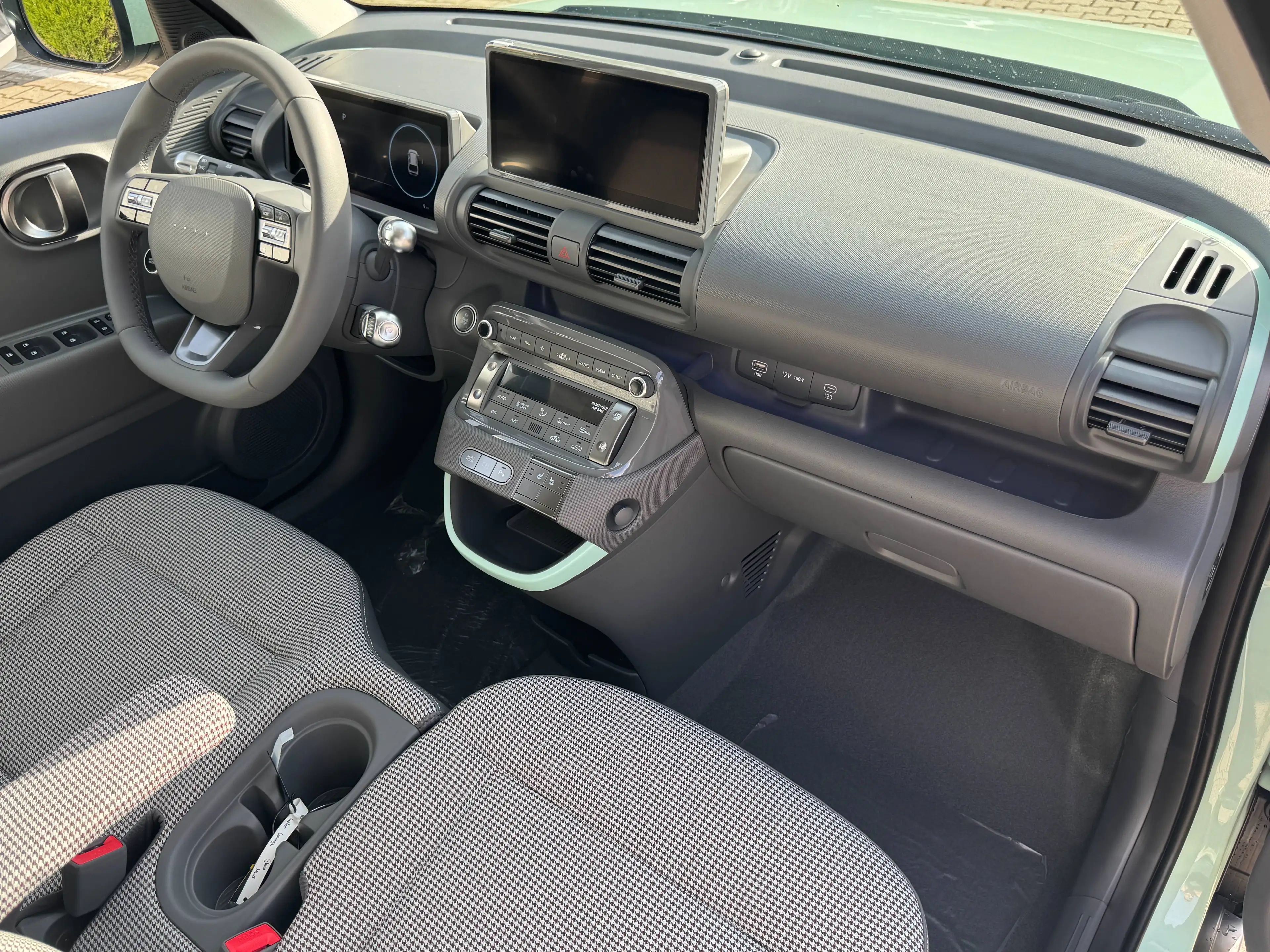 Hyundai Inster Lounge 49 kWh (115 PS) Elektro-Komfort-Paket — photo 14