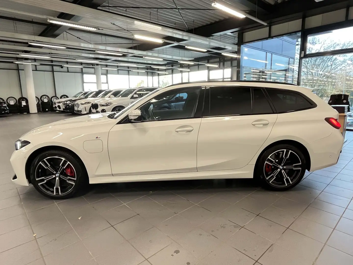 BMW 330 e xDrive Touring M Sport Pro HUD PANO ACC AHK LM Weiß - 2