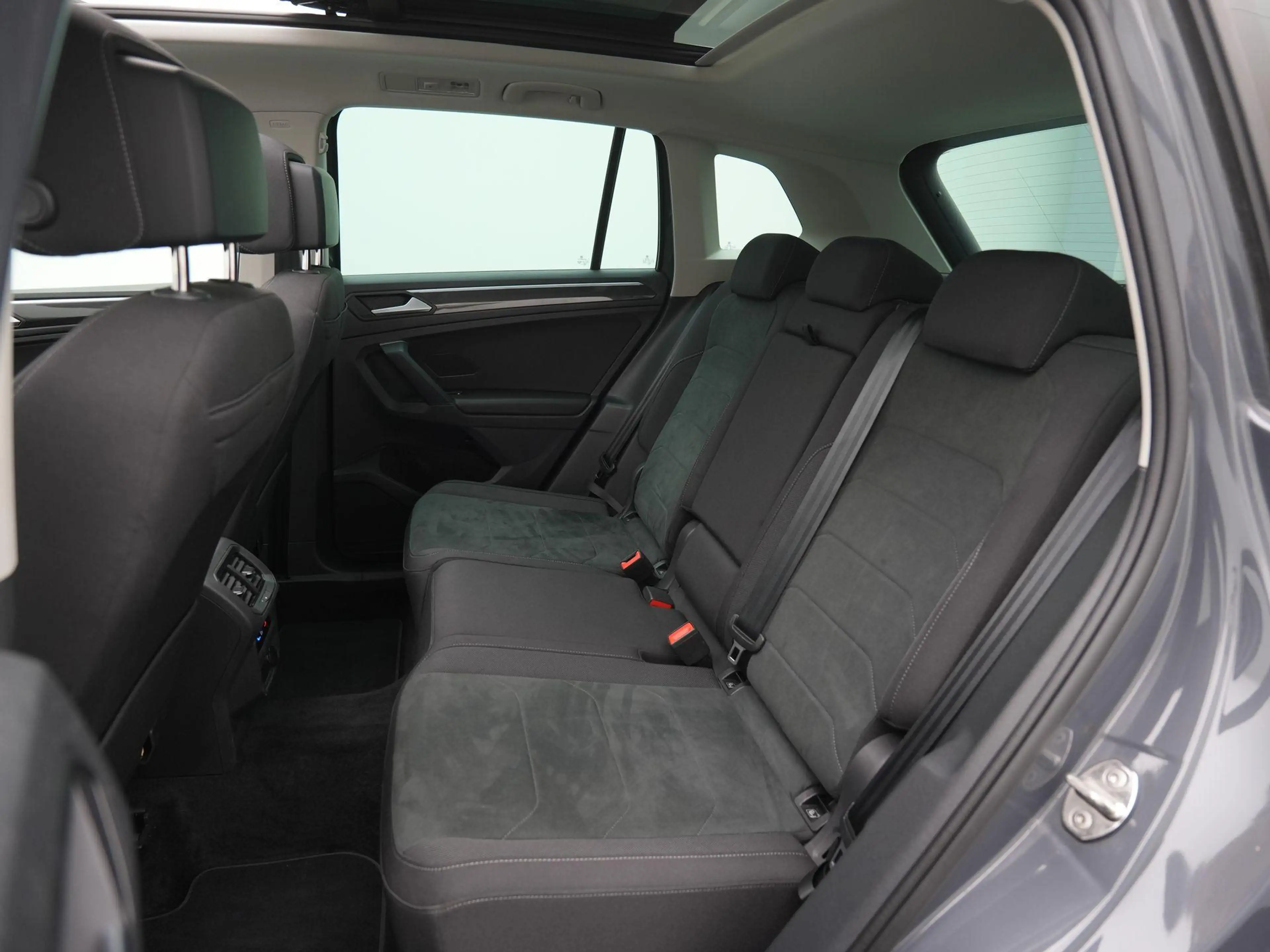 Volkswagen Tiguan 1.4 TSI 245pk eHybrid R-Line Business+ | Matrix LE — photo 9