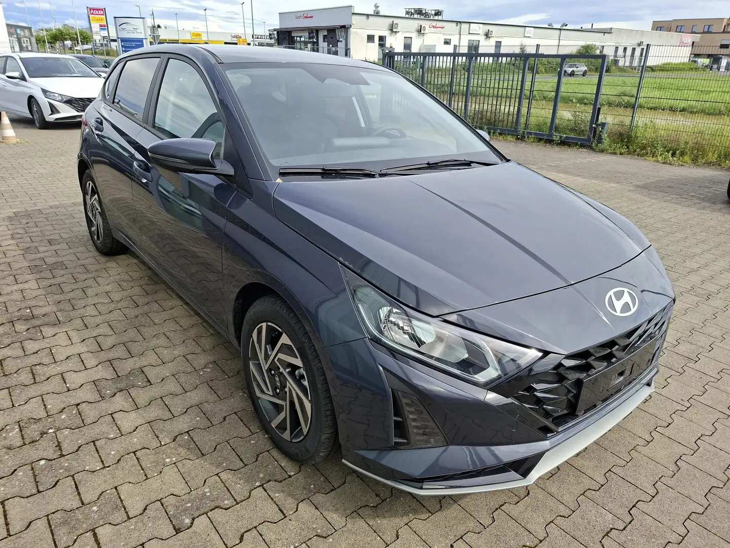 Hyundai i20 Family 1.0 T-GDI 90PS, NAVI 10,25", AURORA-GRAU... Grau - 1