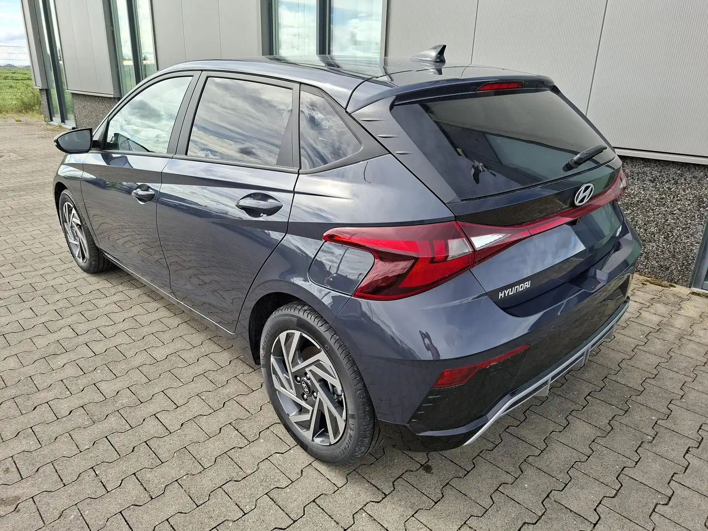 Hyundai i20 Family 1.0 T-GDI 90PS, NAVI 10,25", AURORA-GRAU... Grau - 2