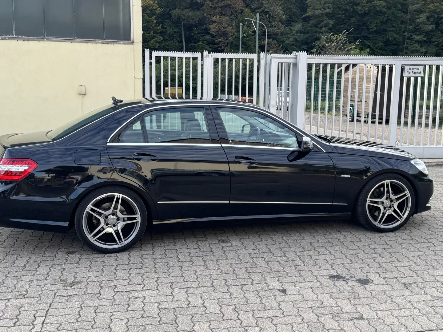 Mercedes-Benz E 250 E 250 CGI BlueEfficiency (212.047) Schwarz - 1