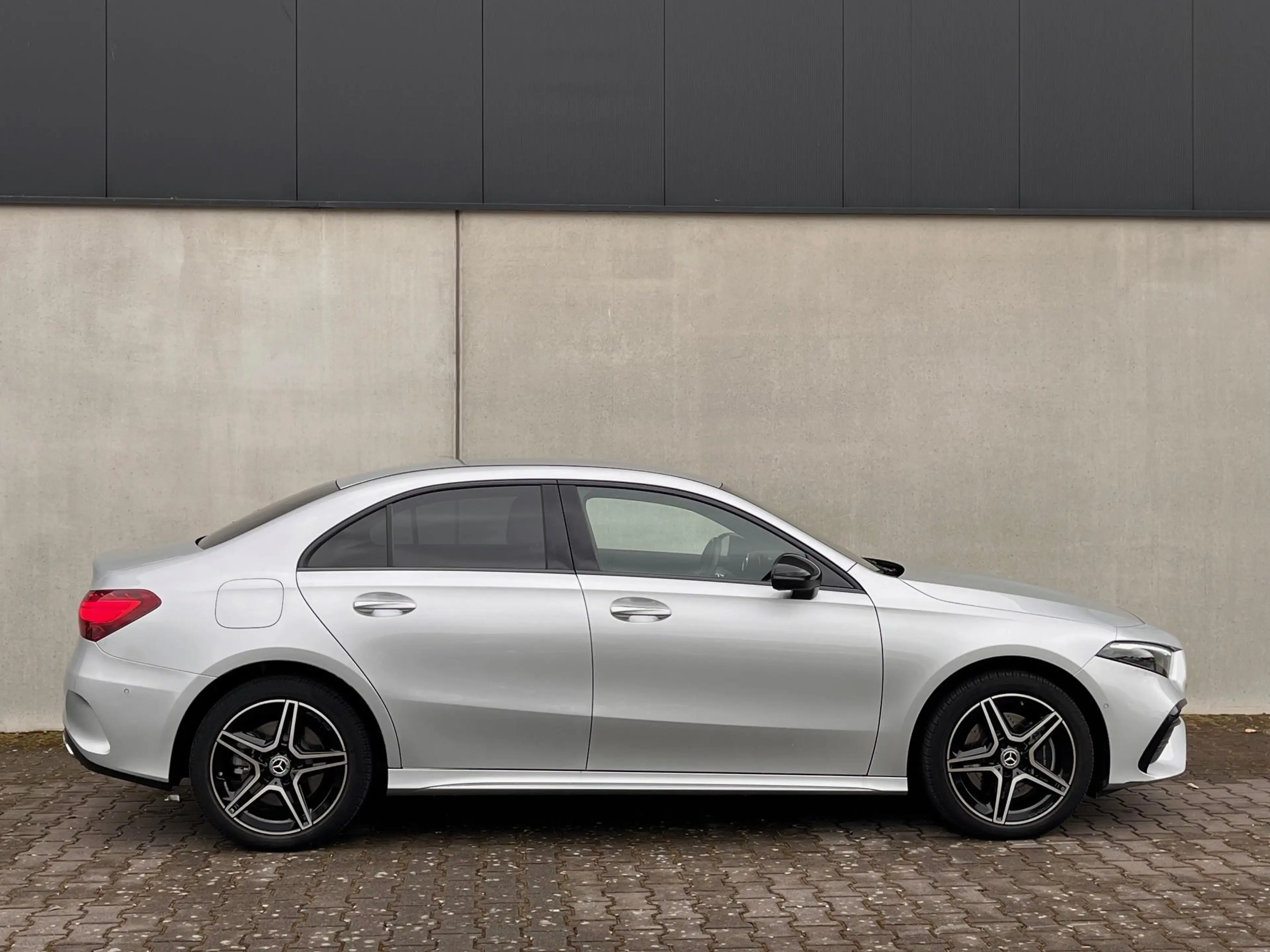 Mercedes-Benz A 250 Limousine e AMG Line — photo 4