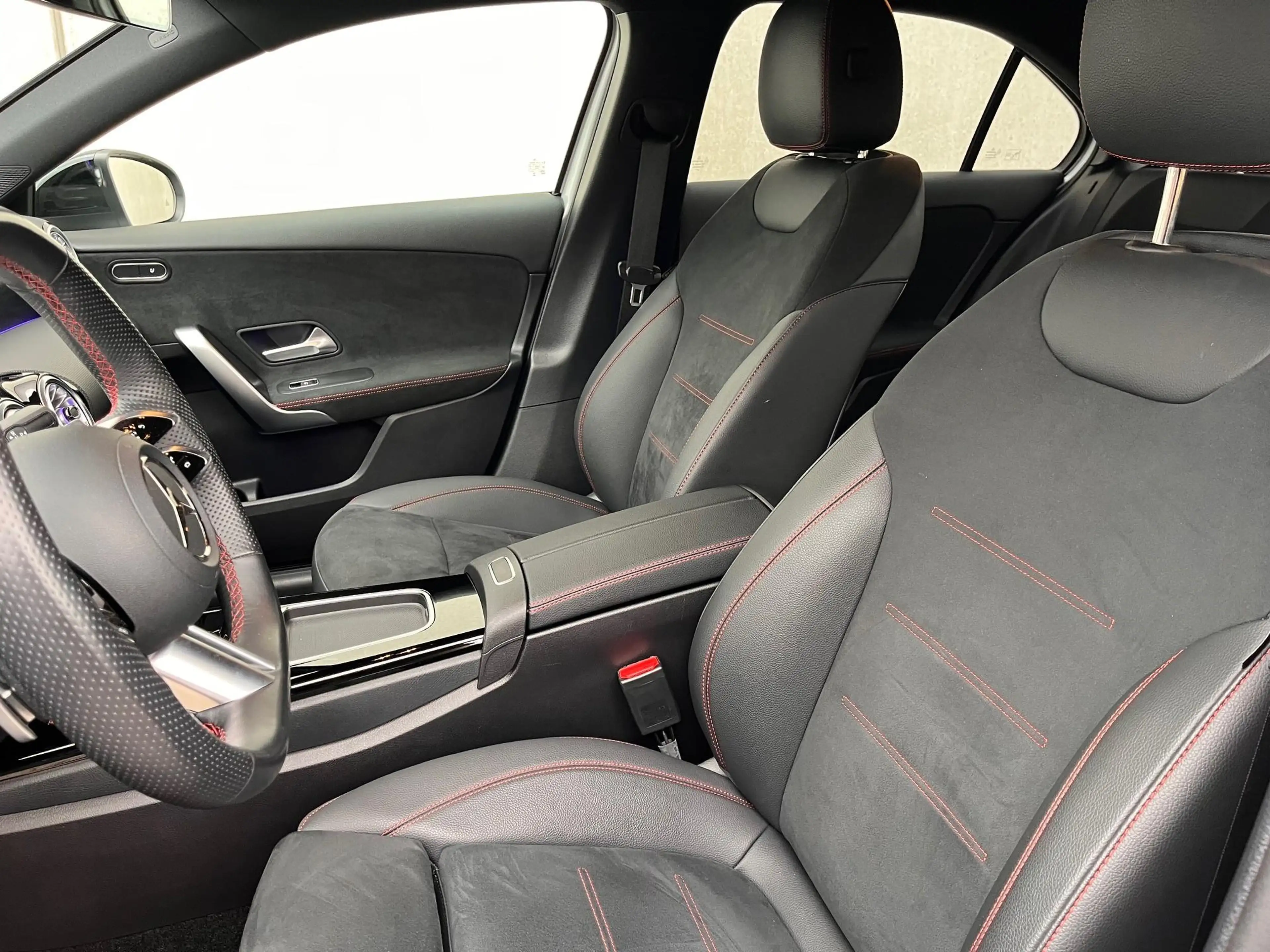 Mercedes-Benz A 250 Limousine e AMG Line — photo 11