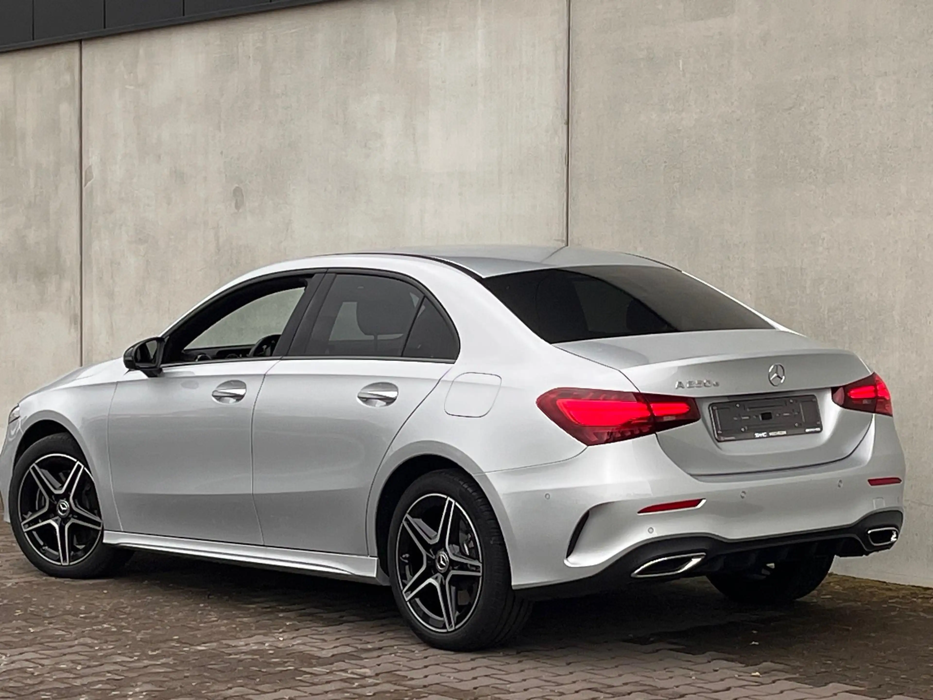 Mercedes-Benz A 250 Limousine e AMG Line — photo 6