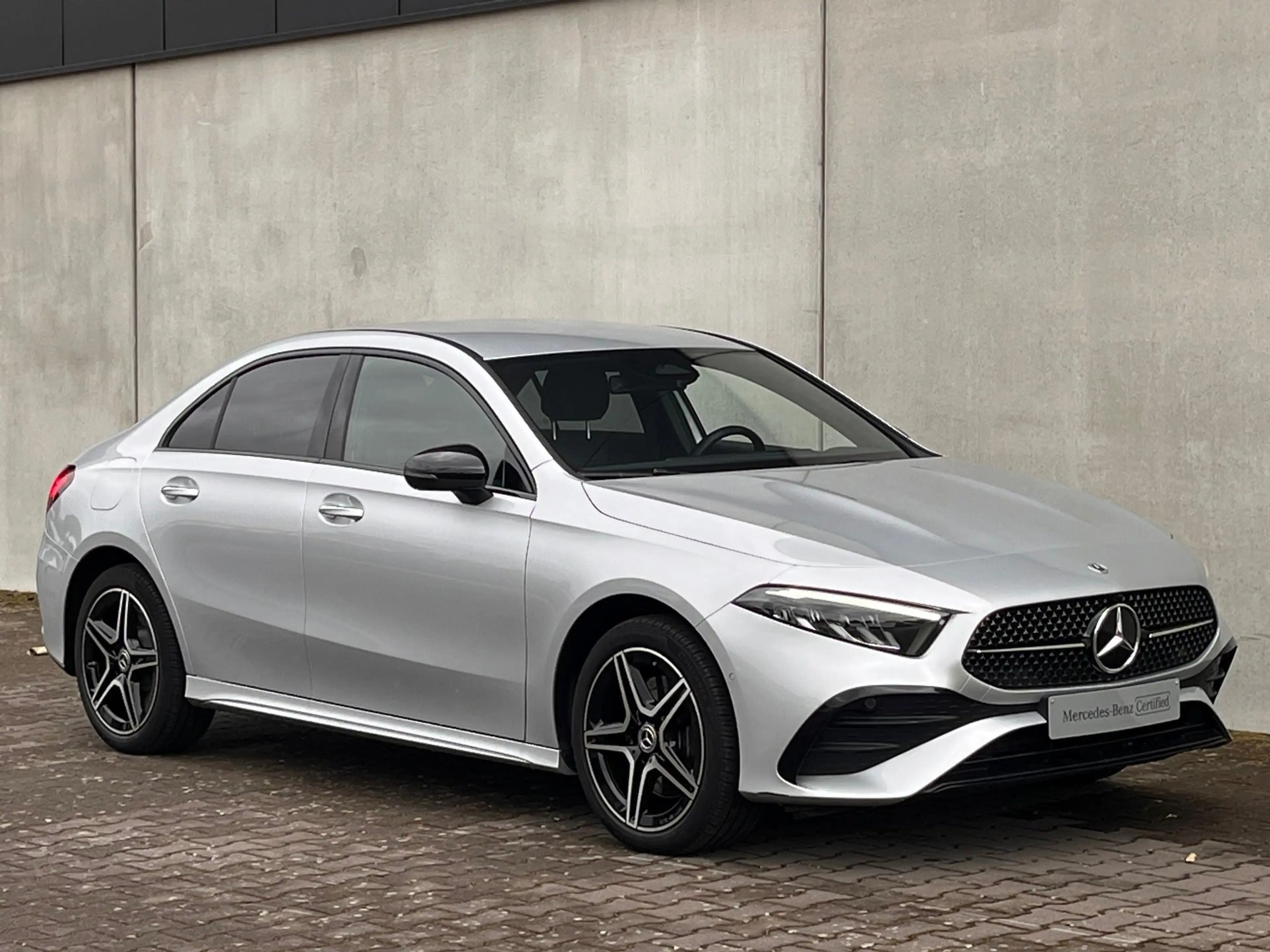 Mercedes-Benz A 250 Limousine e AMG Line — photo 3