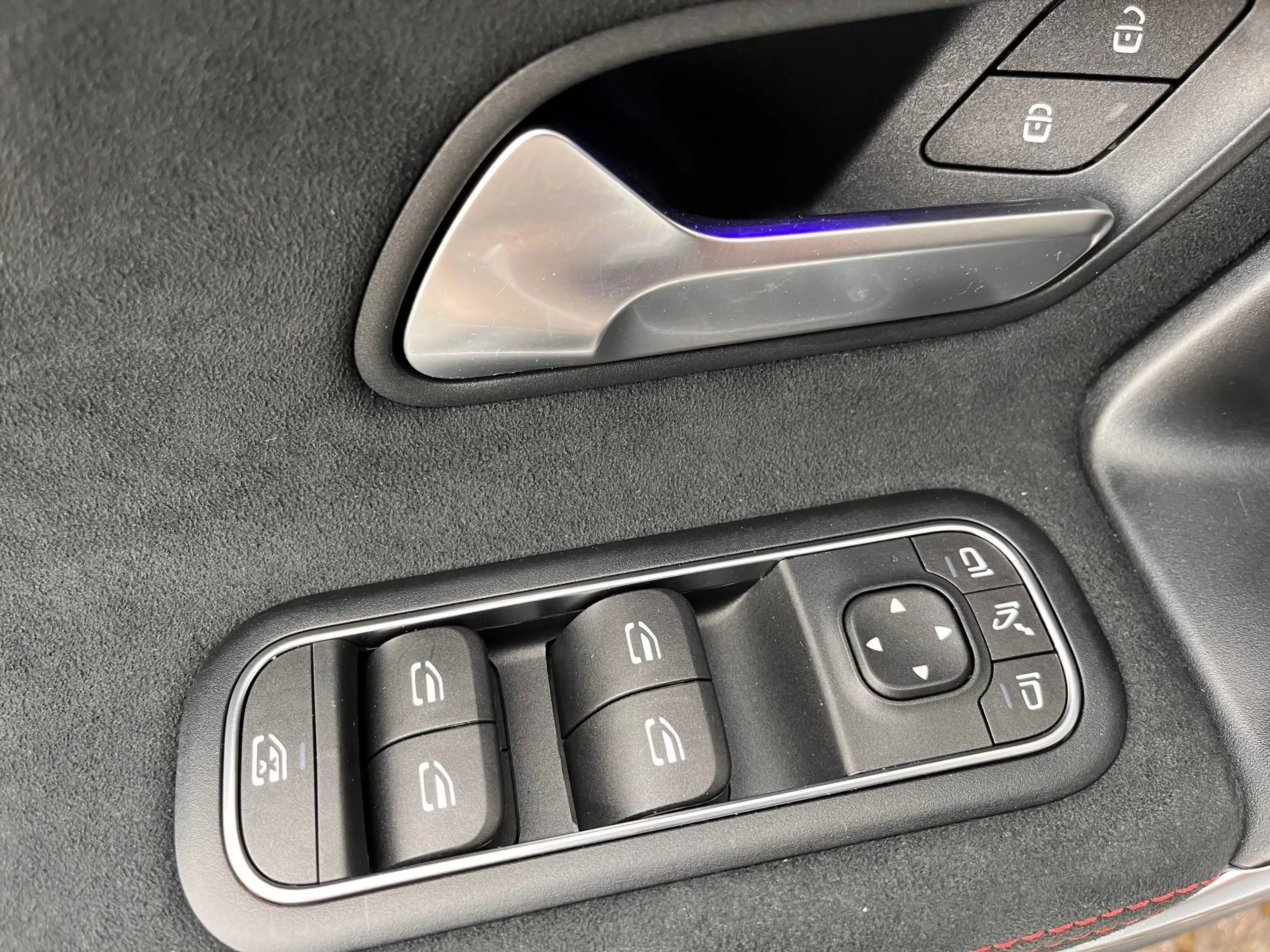 Mercedes-Benz A 250 Limousine e AMG Line — photo 13