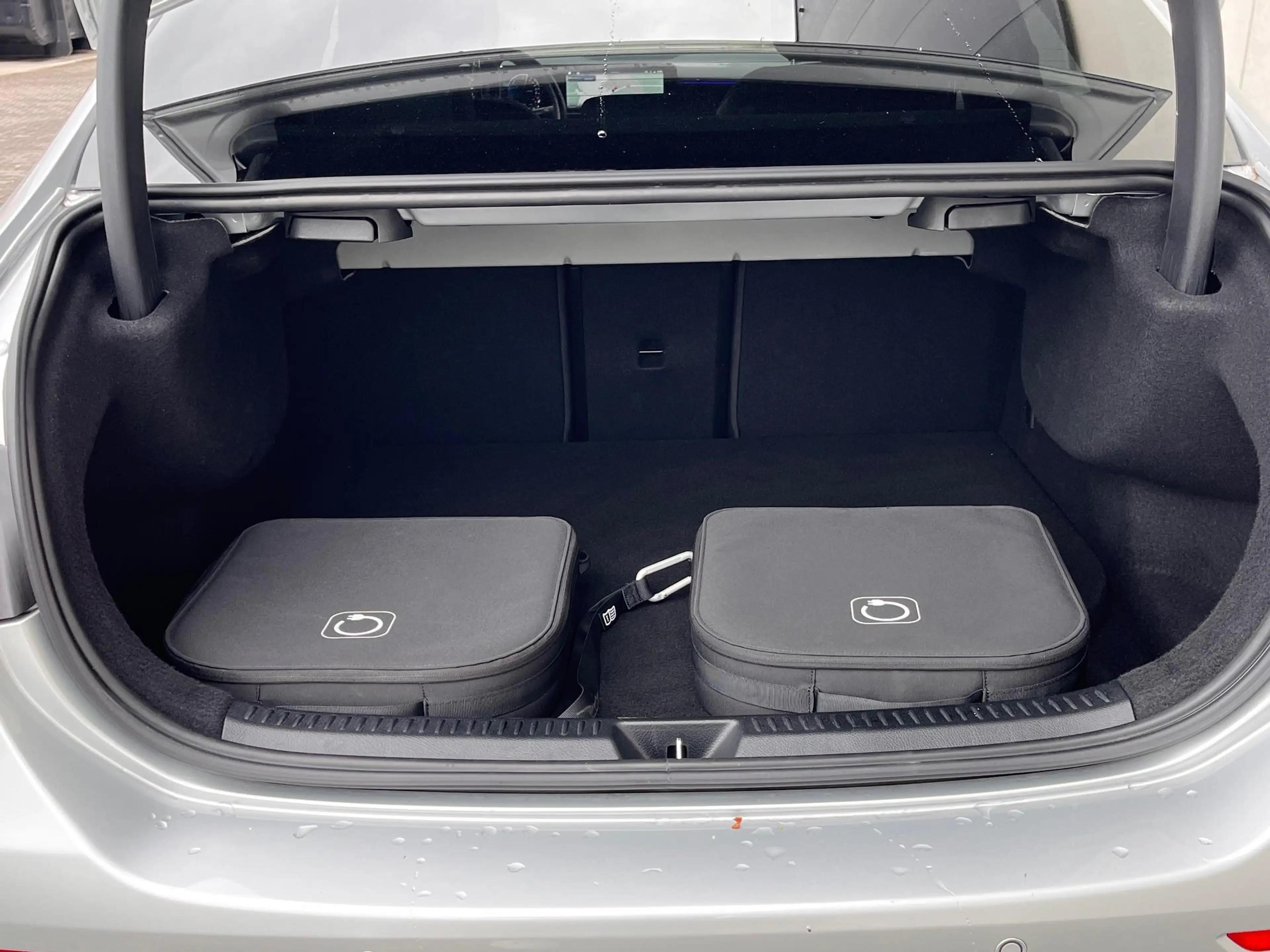 Mercedes-Benz A 250 Limousine e AMG Line — photo 8