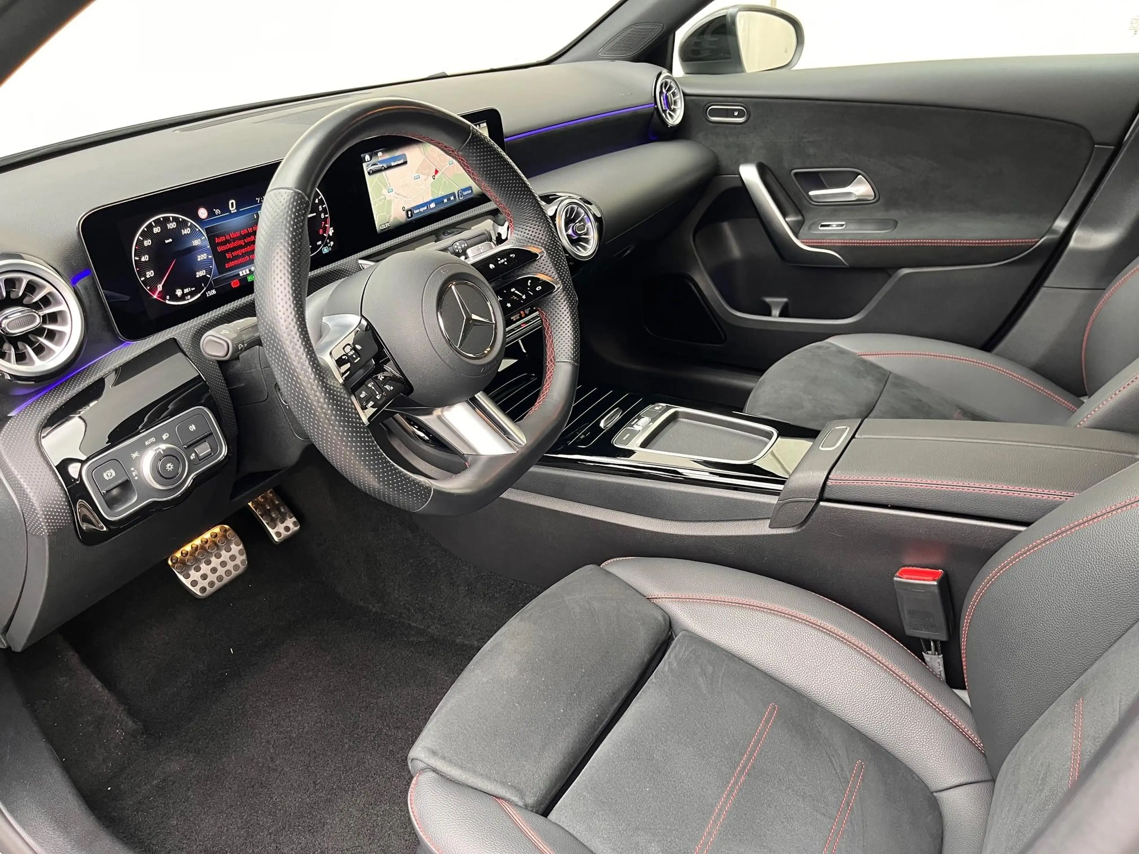 Mercedes-Benz A 250 Limousine e AMG Line — photo 9
