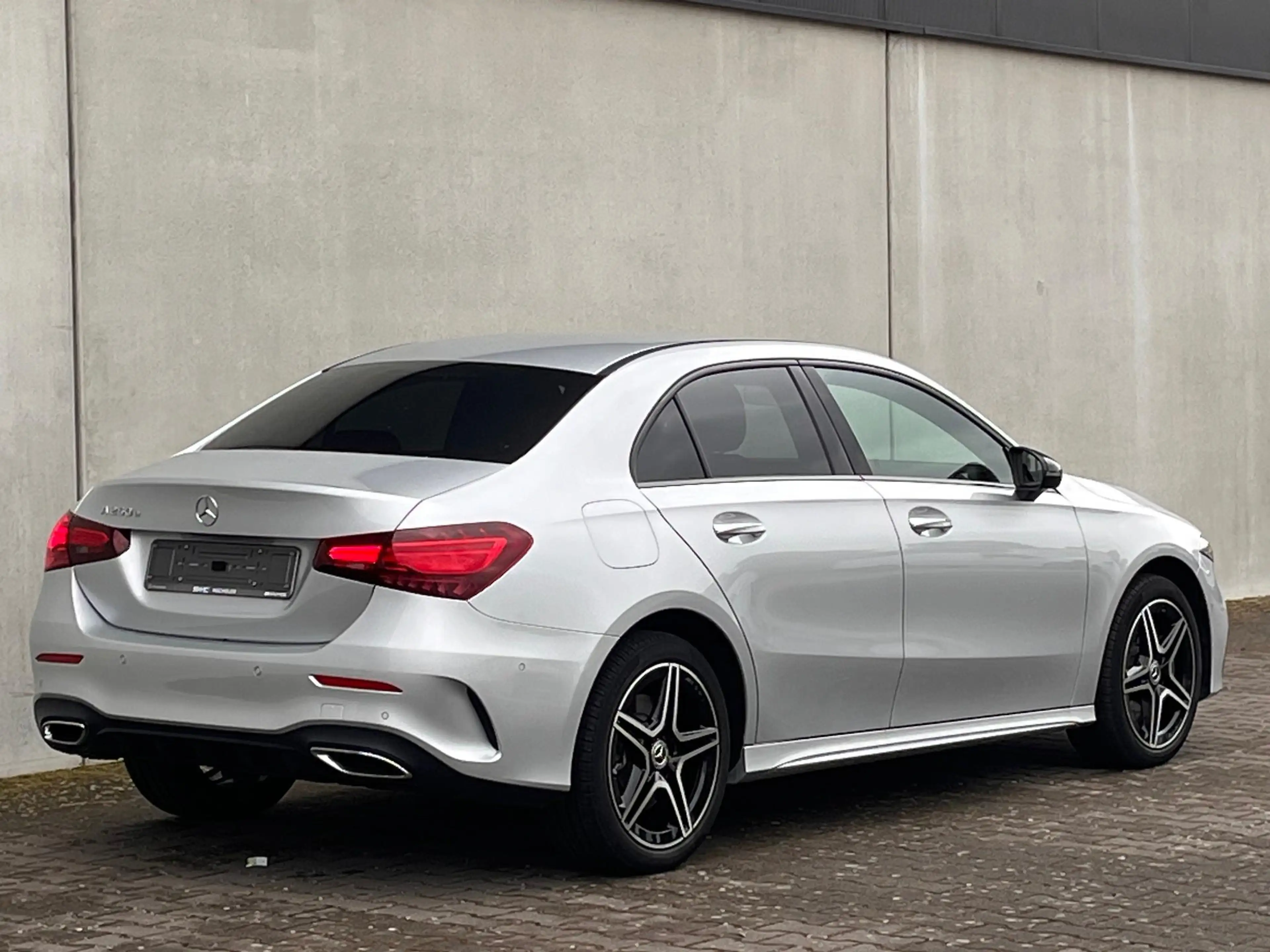 Mercedes-Benz A 250 Limousine e AMG Line — photo 5