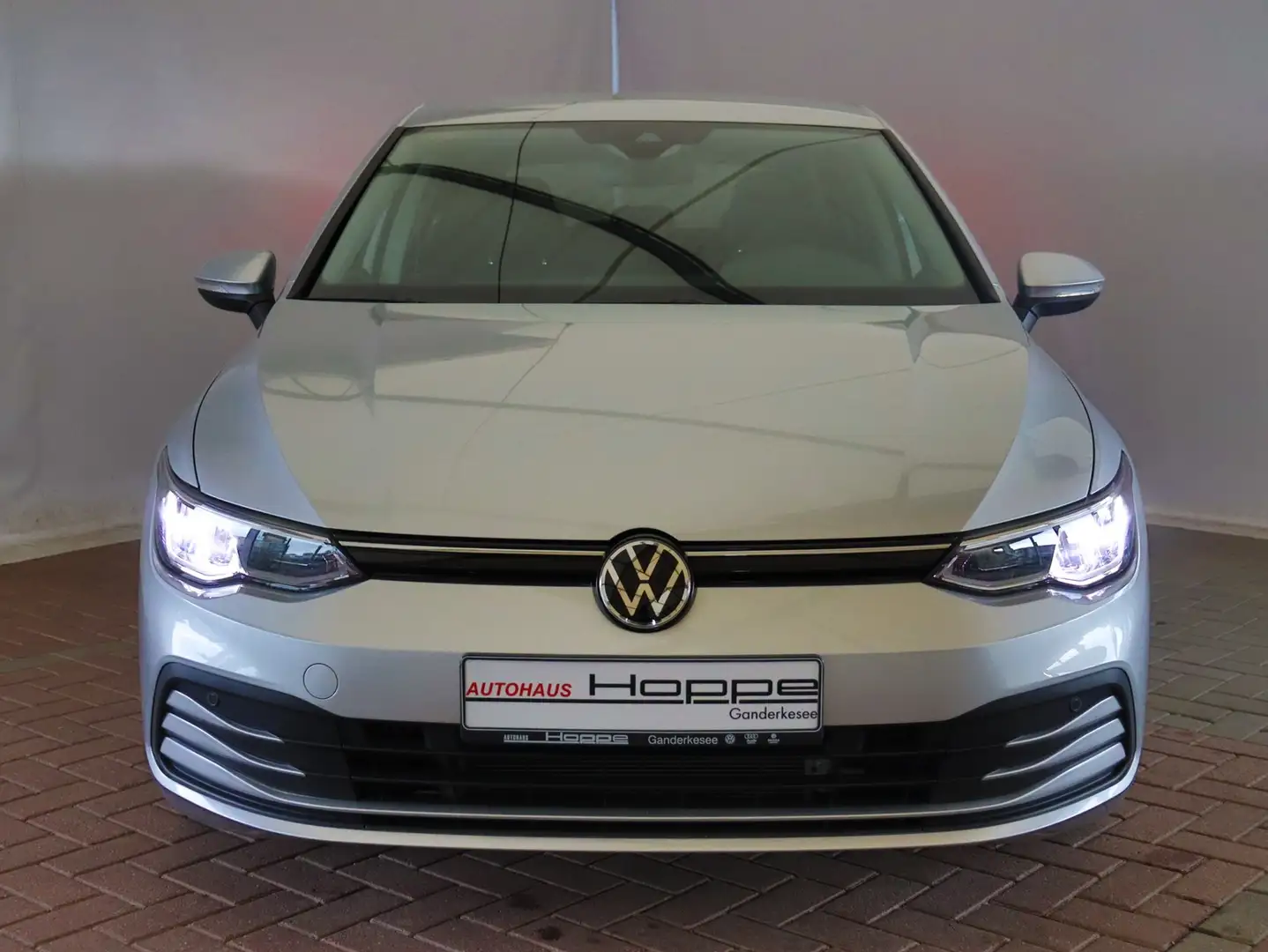 Volkswagen Golf VIII United 1.5 l eTSI DSG+AHK+ACC+APP+LED Plateado - 2