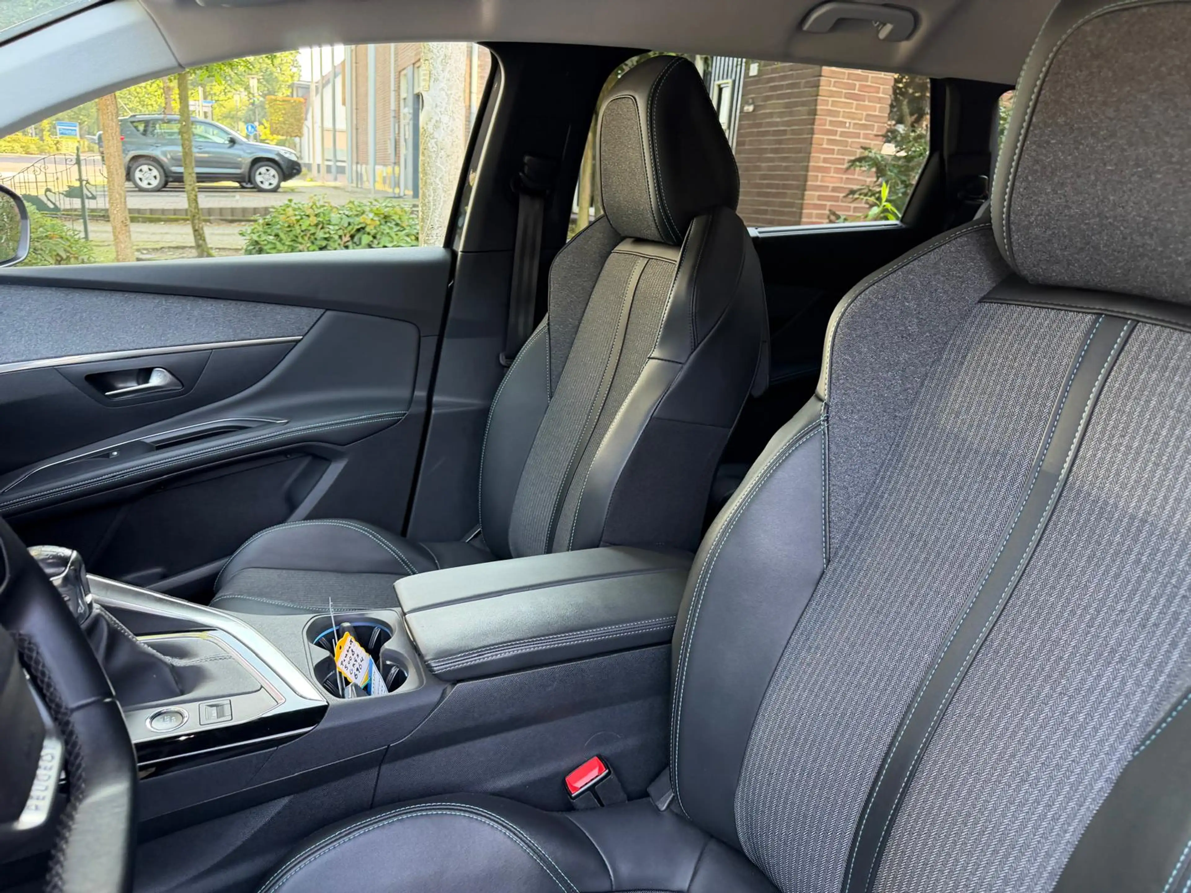 Peugeot 5008 1.2 PureTech Blue Lease Allure — photo 23