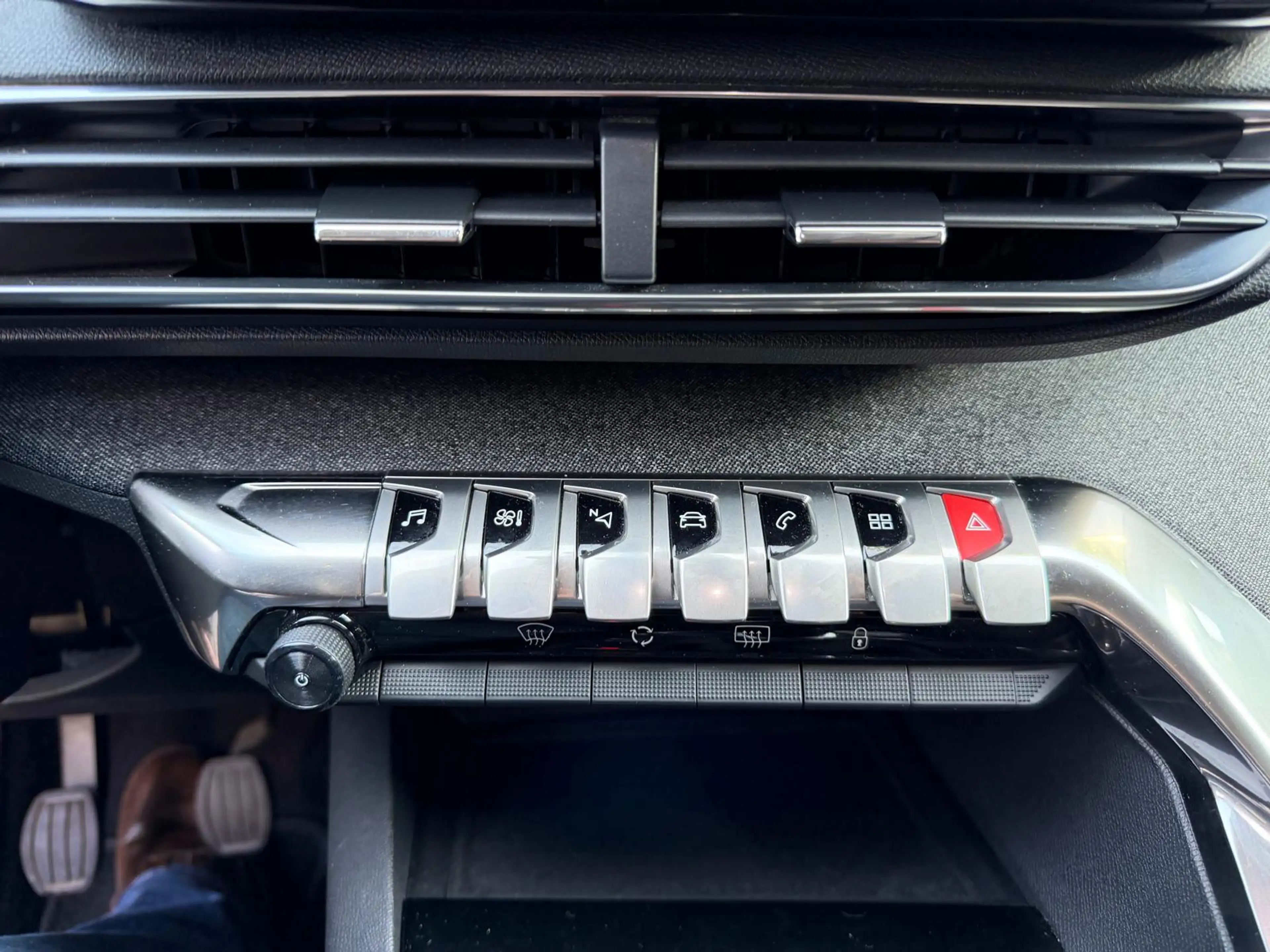 Peugeot 5008 1.2 PureTech Blue Lease Allure — photo 37