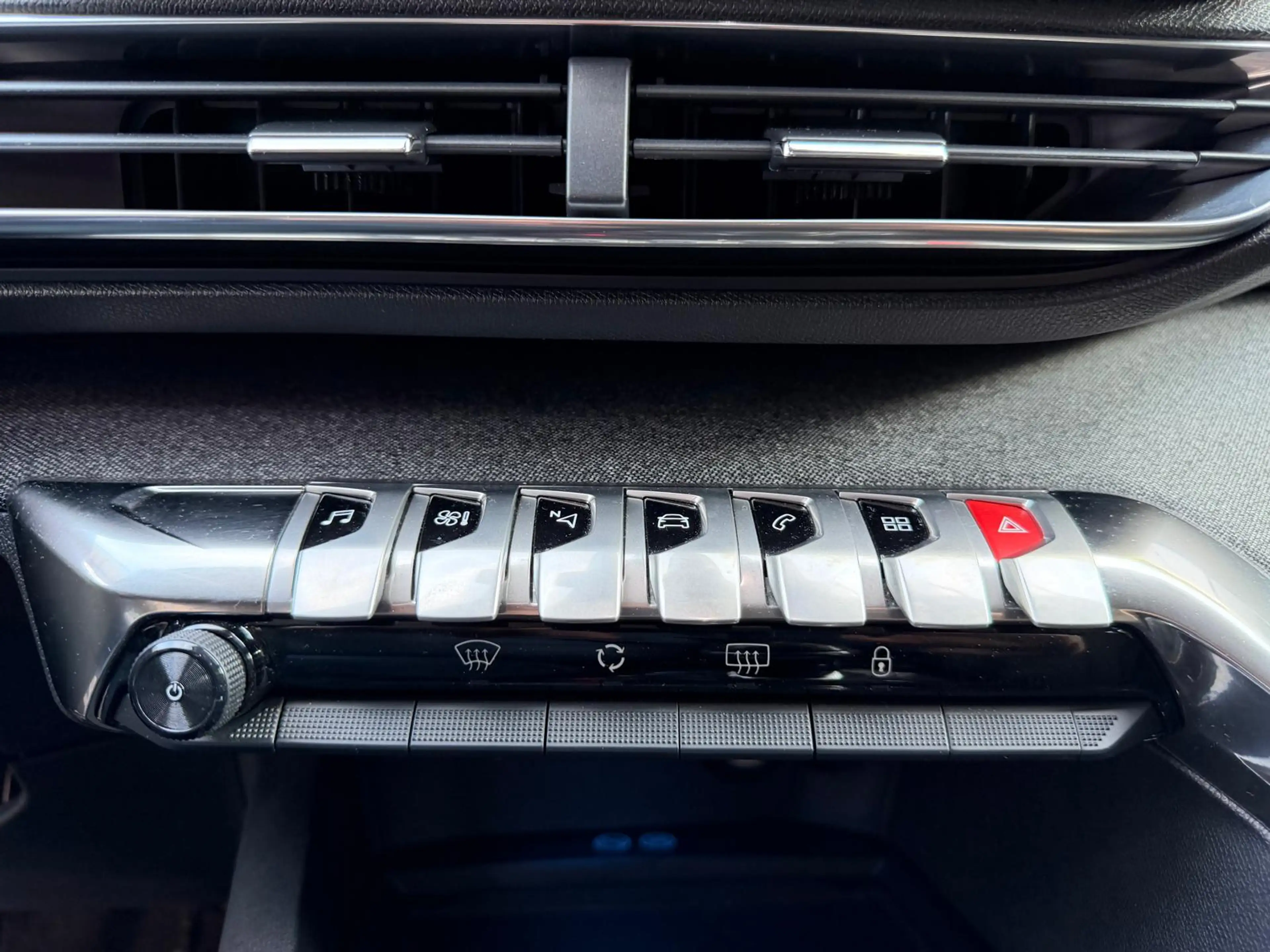 Peugeot 5008 1.2 PureTech Blue Lease Allure — photo 38