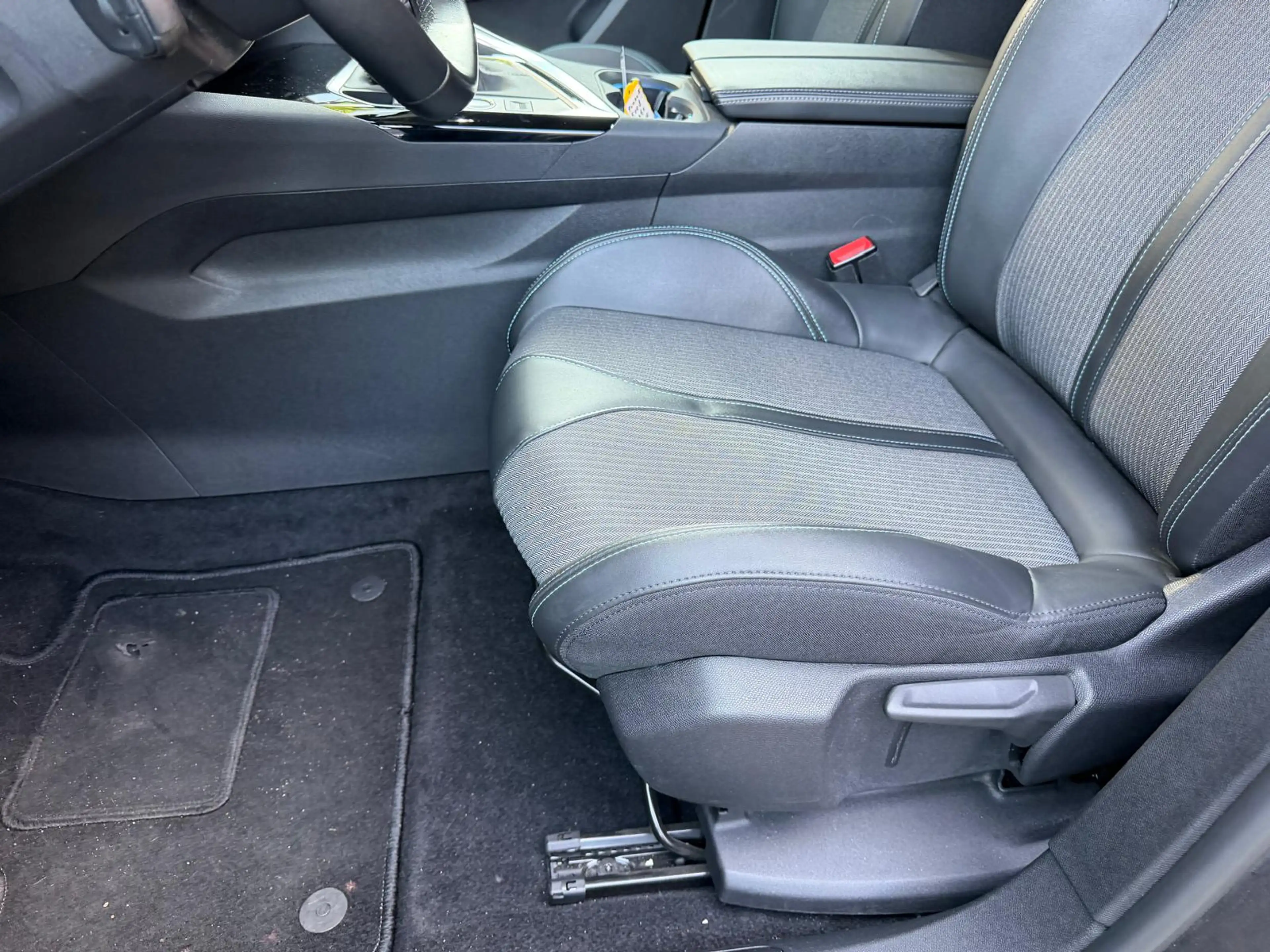 Peugeot 5008 1.2 PureTech Blue Lease Allure — photo 22