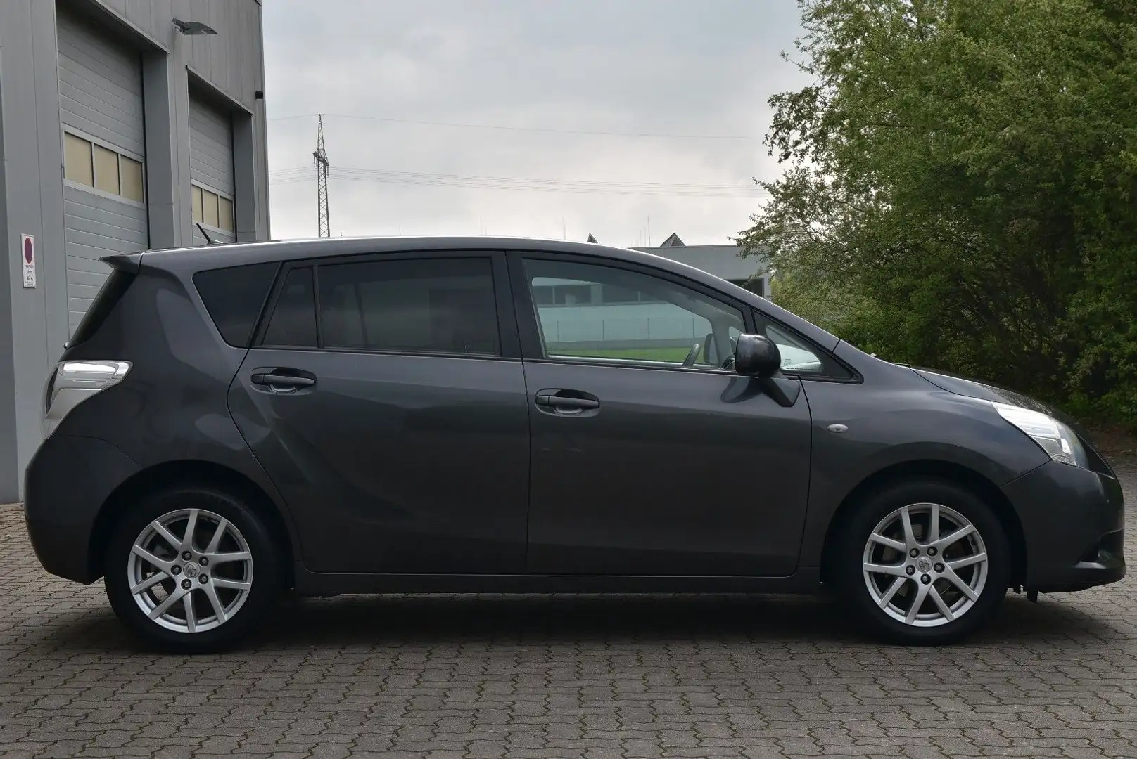 Toyota Verso Travel 7 Sitzer PDC/Tempomat/Klima/Tüv neu Grau - 2