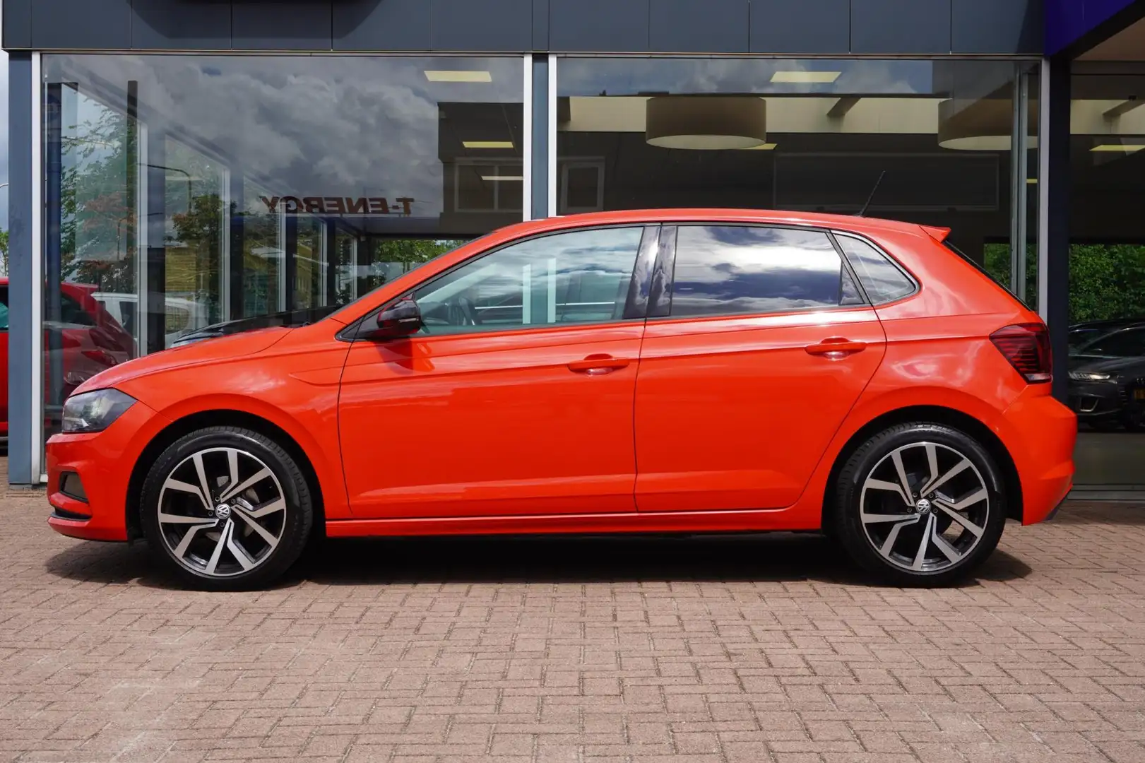 Volkswagen Polo 1.0 TSI Comfortline | 5deurs | Airco | LM Velgen | Rood - 2
