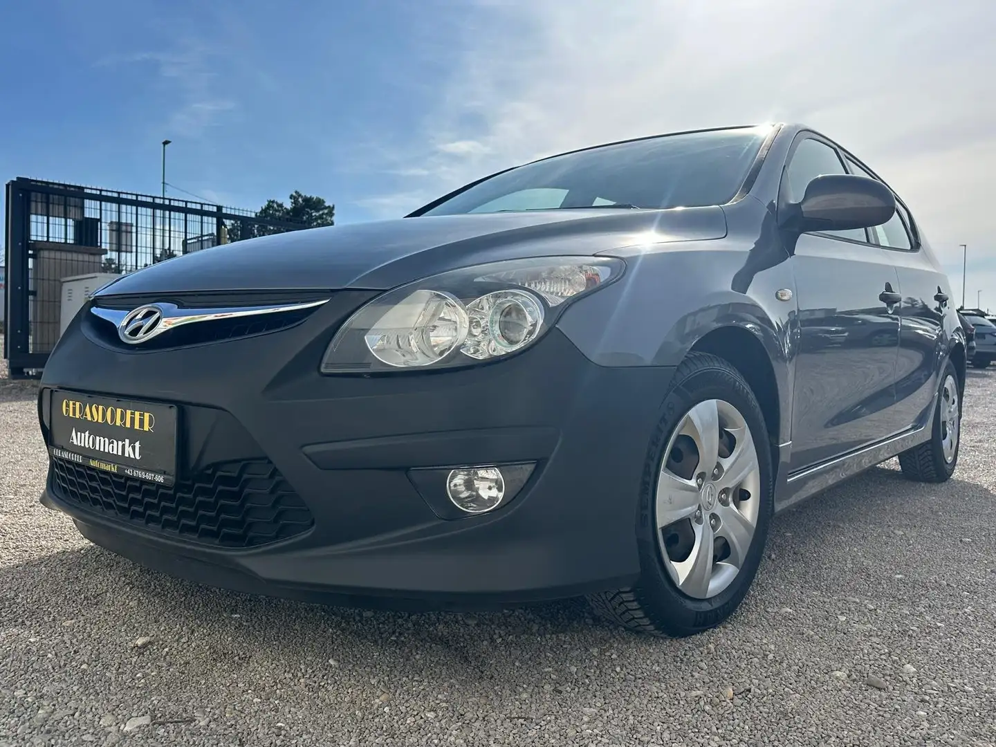 Hyundai i30 i30 1,4 CVVT Europe plus **Finanzierung** Grau - 2