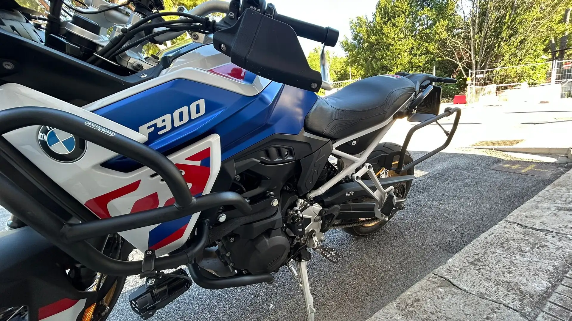 BMW F 900 GS Trophy Bleu - 2