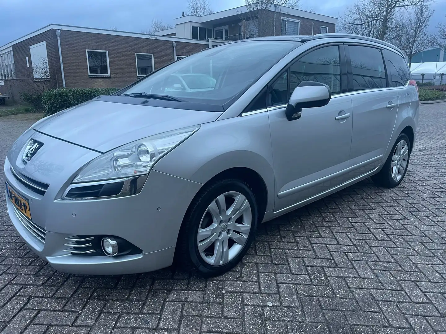 Peugeot 5008 1.6 THP B.L. Exe 7p. Grijs - 1