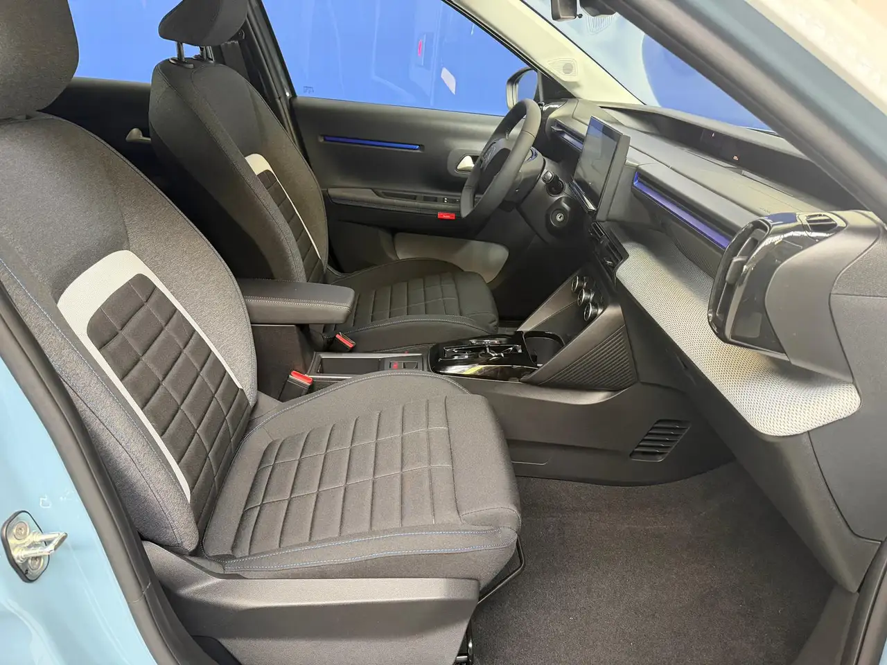 Citroen C3 1.2 hybrid Plus 110cv edcs6 11