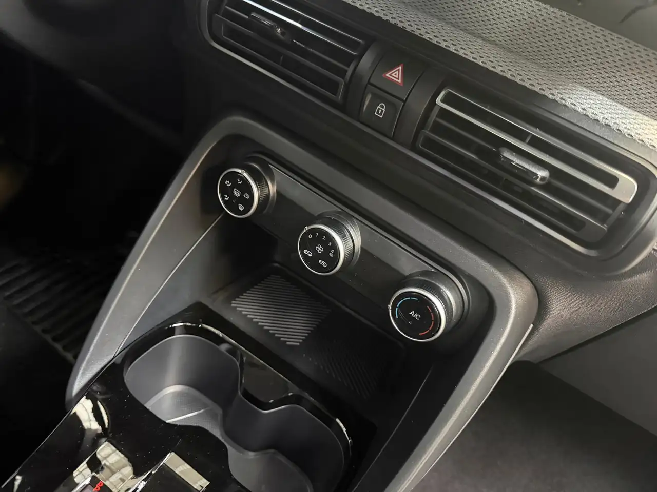 Citroen C3 1.2 hybrid Plus 110cv edcs6 28