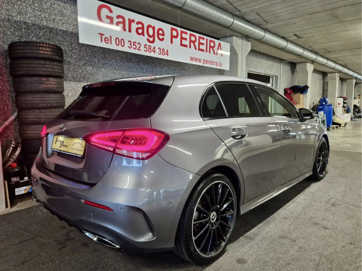 Mercedes-Benz A 180 AMG LINE CUIR NAVI 1 HAND Grau - 2
