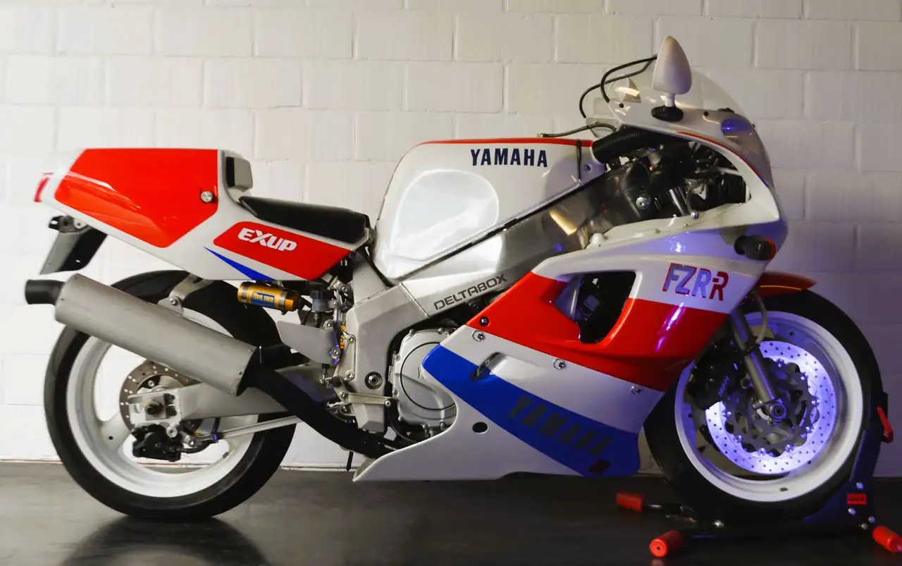 Yamaha FZR 750