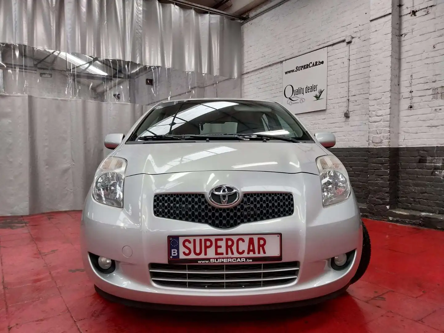 Toyota Yaris 1.3i VVT-i 16v Linea Luna * A/C * V/E * 160X 42 M* Argent - 2
