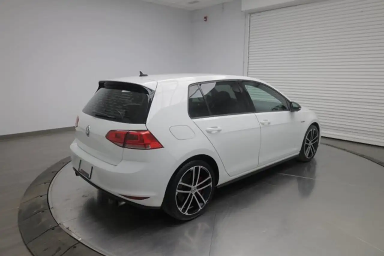 Volkswagen Golf GTI снимка Volkswagen Golf GTI