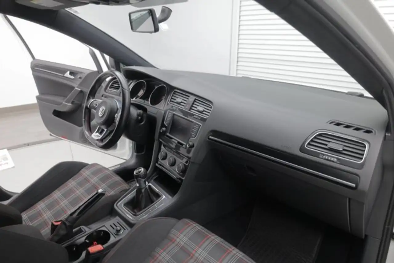 Volkswagen Golf GTI снимка Volkswagen Golf GTI