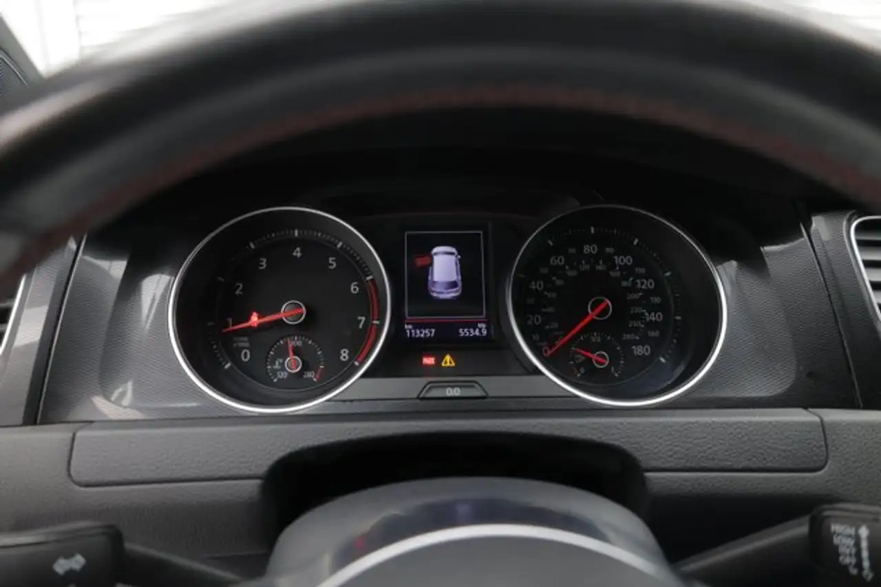 Volkswagen Golf GTI снимка Volkswagen Golf GTI