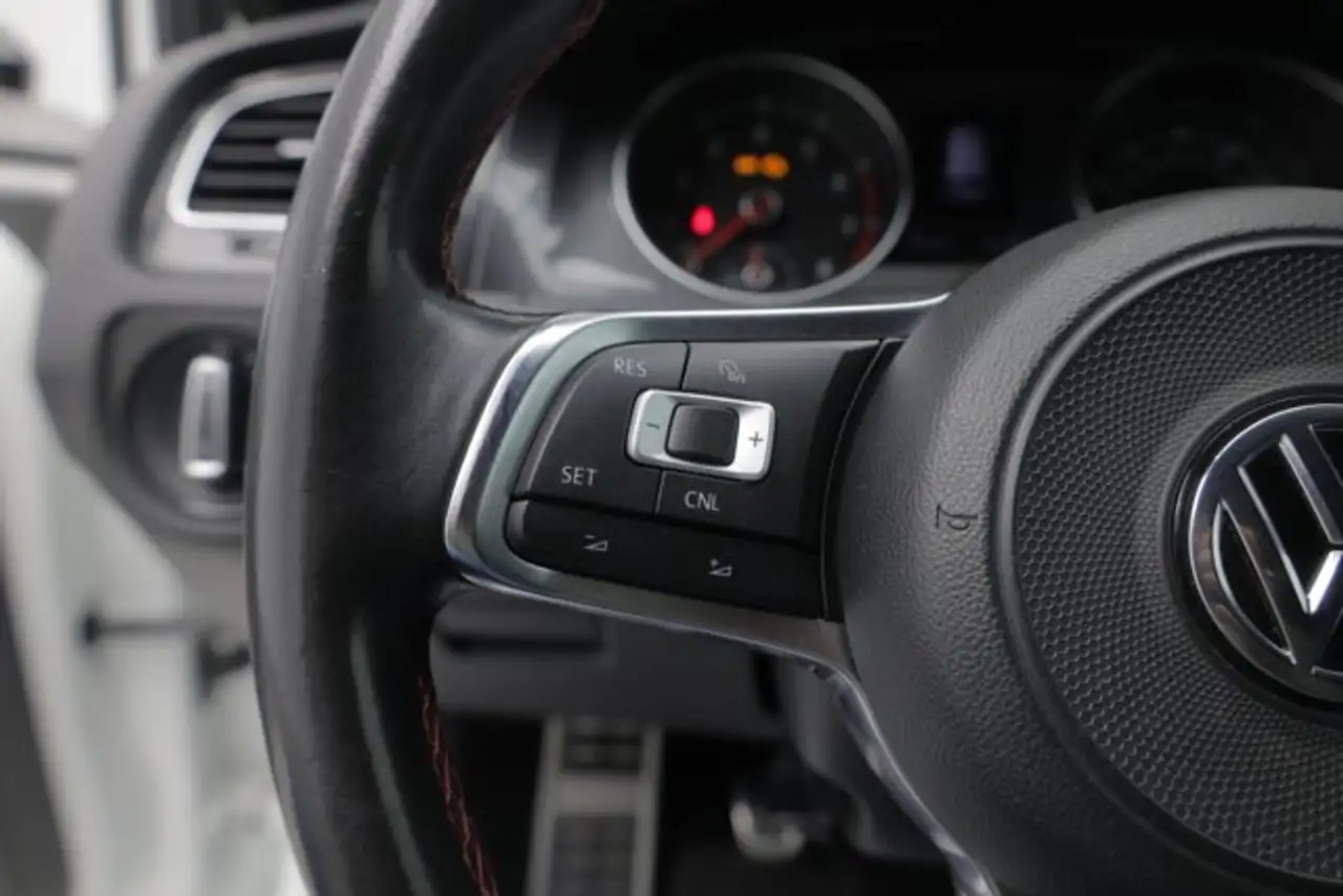 Volkswagen Golf GTI снимка Volkswagen Golf GTI