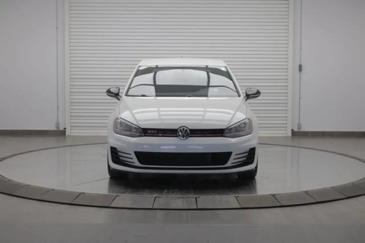 Volkswagen Golf GTI снимка Volkswagen Golf GTI