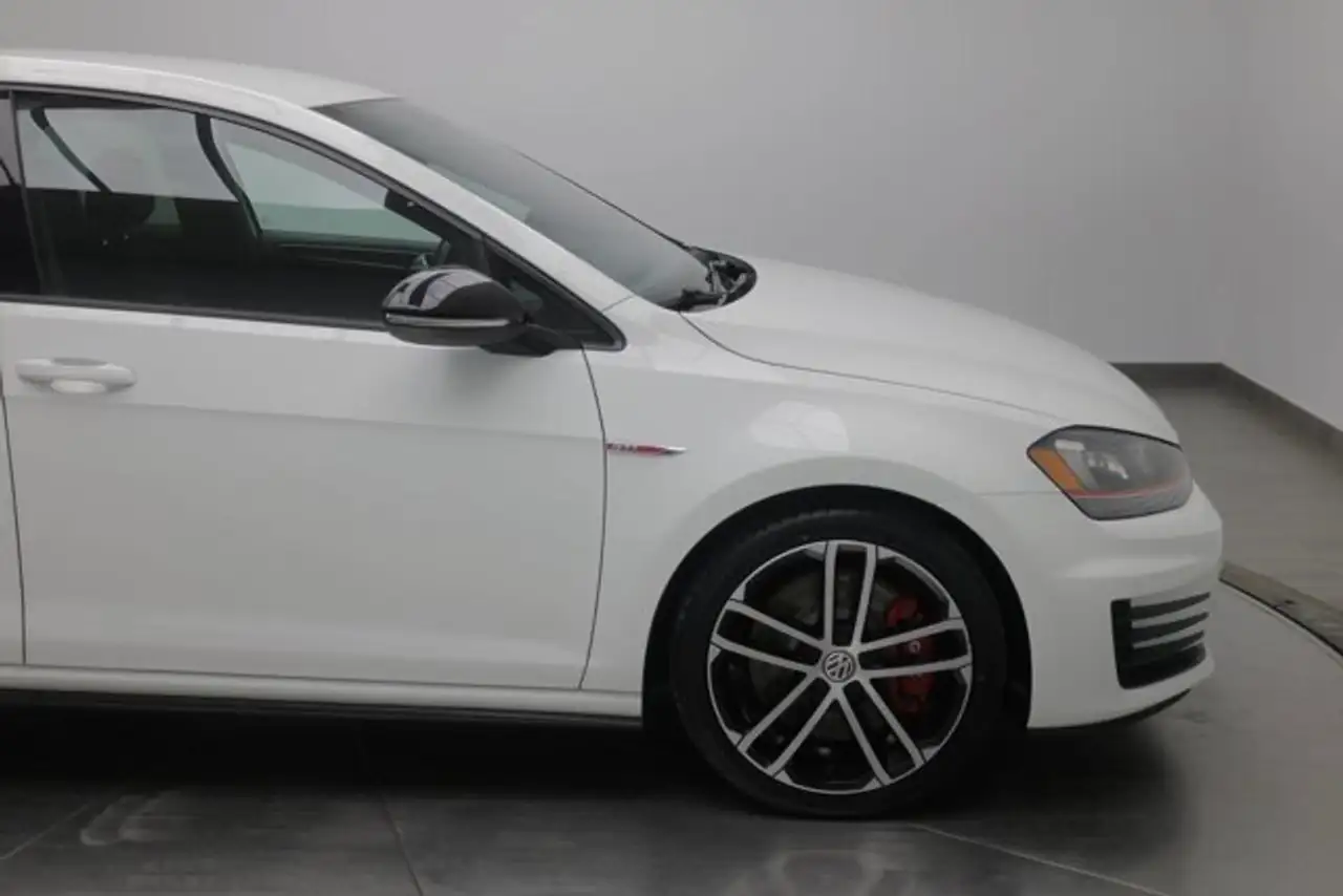 Volkswagen Golf GTI снимка Volkswagen Golf GTI