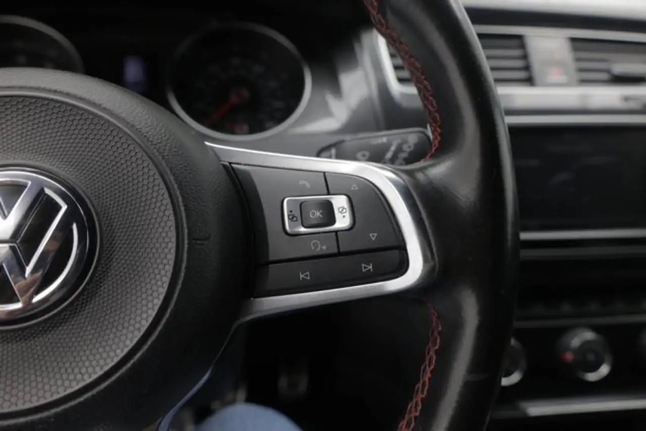 Volkswagen Golf GTI снимка Volkswagen Golf GTI